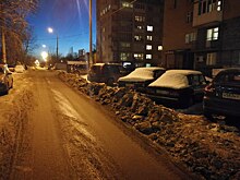 «Почистили для «галочки». Парковку на улице Октябрьской революции завалили льдом
