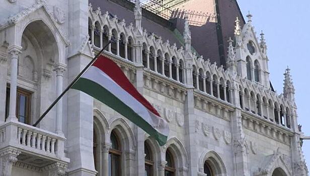 Венгрия призвала Еврокомиссию прекратить "политические атаки"