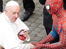 Человек-паук подарил папе Франциску маску