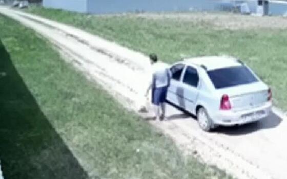 Под Рязанью засняли водителя, бросившего пакет с мусором на обочине дороги