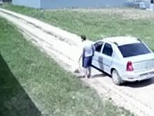 Под Рязанью засняли водителя, бросившего пакет с мусором на обочине дороги