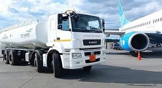В аэропорт «Бегишево» поставили топливозаправщик на шасси КАМАЗ
