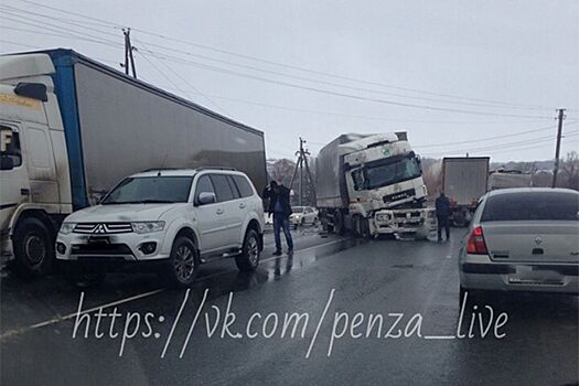 На трассе под Пензой из-за ДТП сильно «помялся» КаМАЗ
