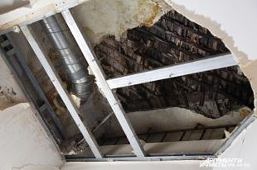 В Новосибирске в туалете на девушку обрушился потолок