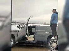 Внедорожник Cadillac утонул в глубокой луже в Москве