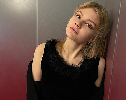 Фуксия и шик Монро: 19-летняя дочь Литвиновой снялась в пикантной фотосессии