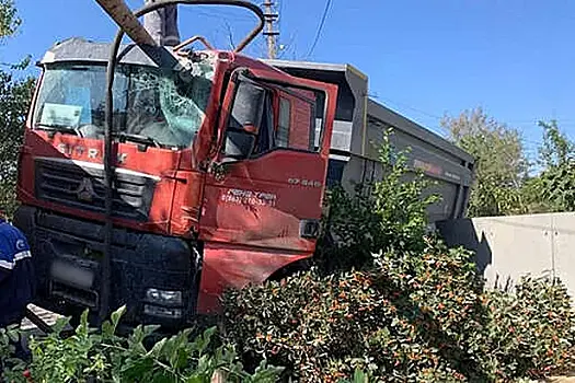 Подавившийся конфетой водитель самосвала разгромил двор частного дома