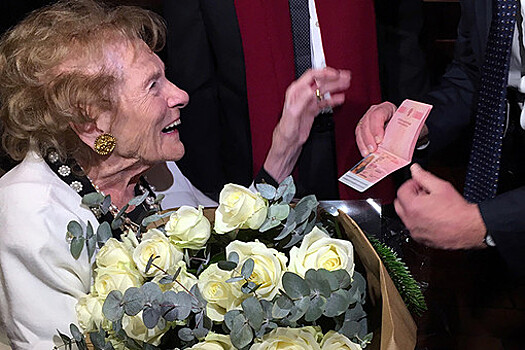 Сын 102-летней французской баронессы получил паспорт РФ