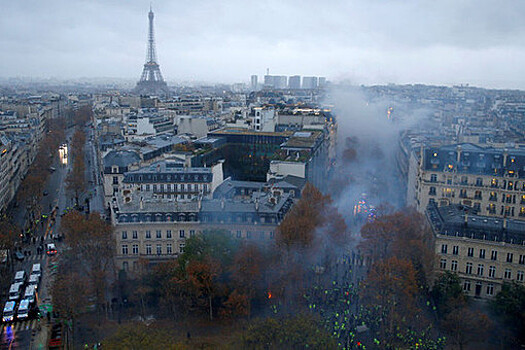 Париж переходит на осадное положение