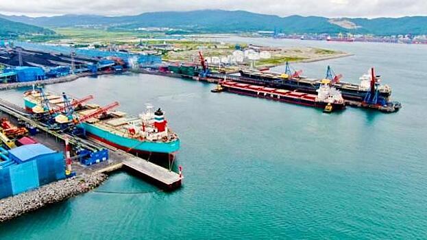 «Восточный Порт» впервые одновременно принял под погрузку два судна гиганта