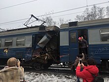 Кадры с места падения экскаватора на электричку в Подмосковье появились в Сети