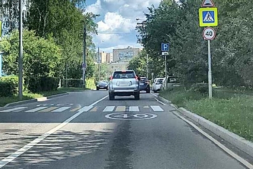 В Савелках рядом со школой N 609 ограничили скорость движения транспорта