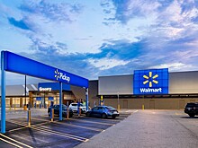Walmart повысит минимальную зарплату сотрудников на 17%
