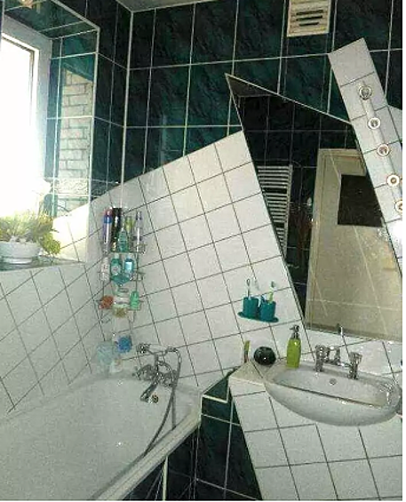 Не всех любовь к геометрии приводит к добру. Так, и дизайнер, занимающийся внешним видом ванной комнаты, видимо, слишком увлёкся вырисовыванием фигур.