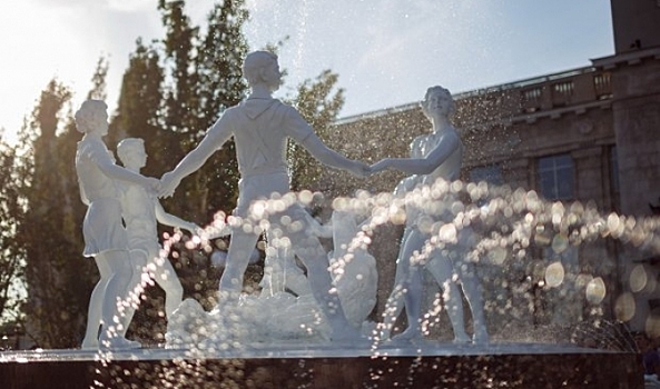 Камиль Ларин увидел сходство «Танца Амуров» и фонтана в Волгограде