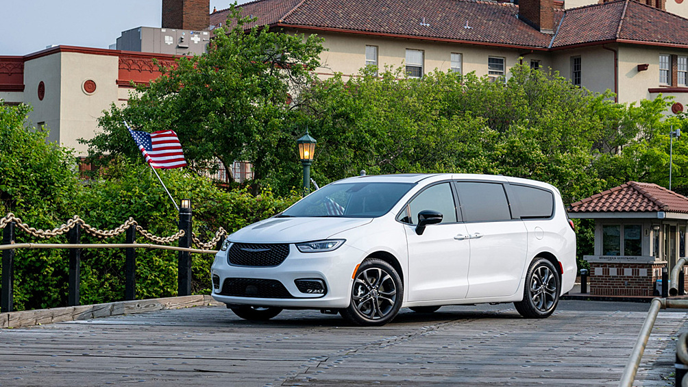 По случаю 100-летия марки Chrysler минивэн Chrysler Pacifica получил особую комплектацию 100th Anniversary Edition, отличающуюся серыми колёсами, чёрным декором салона и наклейкой на кузове.