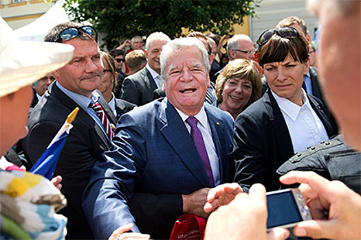 Неонацист с ножом напал на немецкого президента Гаука