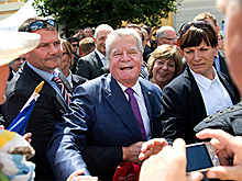 Неонацист с ножом напал на немецкого президента Гаука
