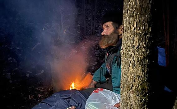 Курские волонтеры помогают пожилому мужчине, который живёт в лесополосе