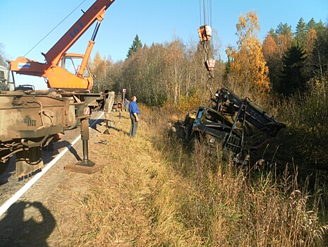 В Тверской области сотрудники МЧС достали водителя из искореженного лесовоза