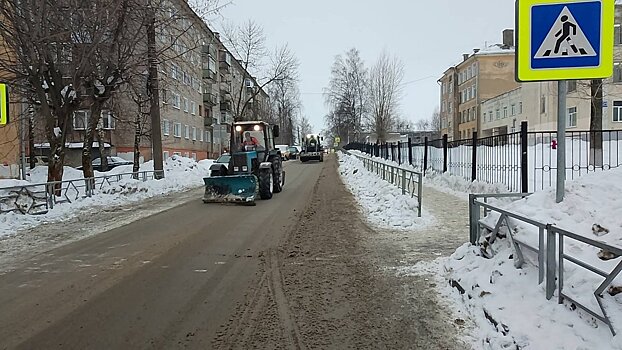 За сутки на улицах Кирова распределили 28 тонн песко-соляной смеси и 11 тонн галита