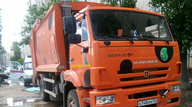 В Саратовской области мусоровоз насмерть сбил женщину