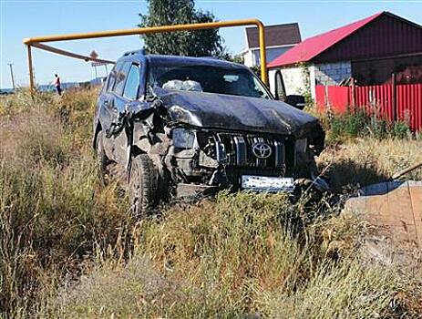 Водитель Toyota Land Cruiser врезался в "семерку" и сбежал с места аварии