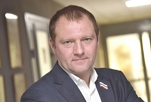 Омский депутат Провозин занял должность директора ресторана, которого нет