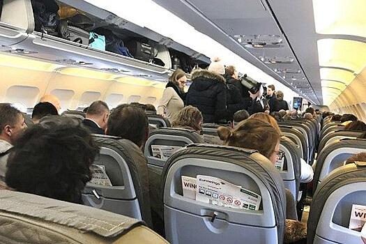 Названы возмутительные поступки пассажиров самолета
