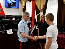 Начальник УМВД России по Брянской области наградил подростка, который помог оперативно задержать вооруженного преступника