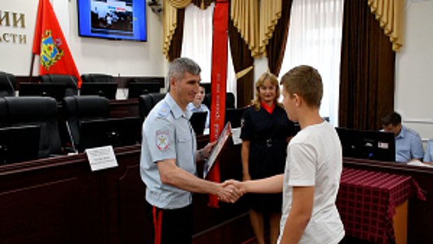 Начальник УМВД России по Брянской области наградил подростка, который помог оперативно задержать вооруженного преступника