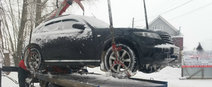 Инфинити должника эвакуировали за неоплату земельного налога в Удмуртии