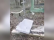 Вандалы или ветер? Жители Апшеронска запечатлели погром на кладбище