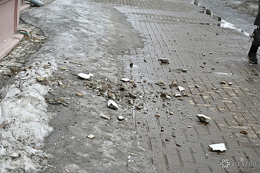 Администрация прокомментировала инцидент с рухнувшим на тротуар куском крыши дома в Кемерове