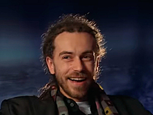 В сети вышел документальный фильм о Децле «С закрытыми окнами»