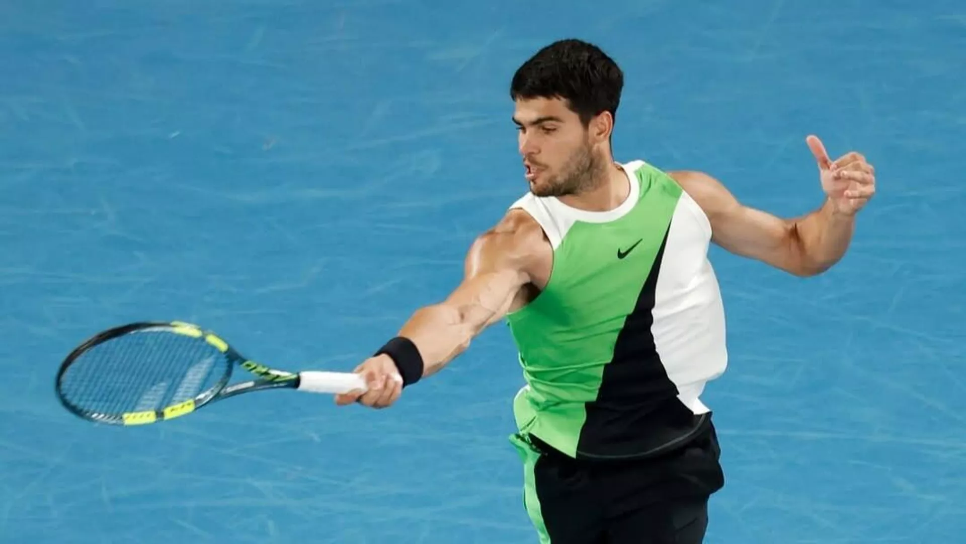 Карлос Алькарас уверенно обыграл квалификацию в первом раунде турнира в Барселоне