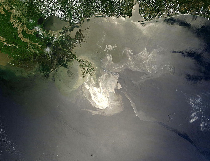 На фото: нефтяное пятно 24 мая 2010 года, вид из космоса.