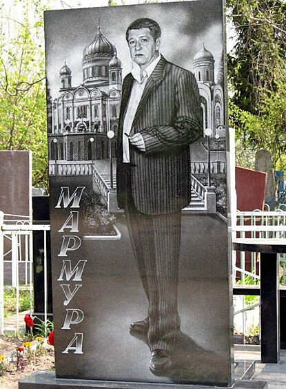 На памятниках, установленных на самых дорогих участках кладбищ, изображены не только сами покойные, но и атрибуты их богатой жизни: иностранные автомобили, столы с яствами, изысканная мебель и прочее.