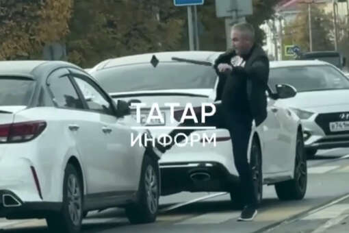 В Казани мужчина разбил резиновой палкой авто на дороге и попал на видео
