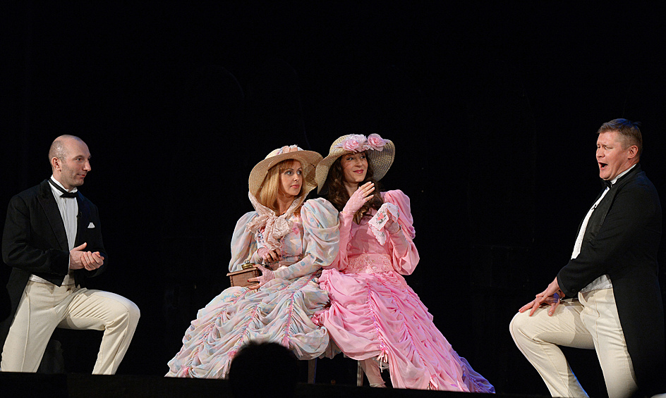 11 апреля на сцене "Школы современной пьесы" покажут спектакль «Шинель/Пальто» по Гоголю. Он будет посвящен памяти народного артиста РФ Альберта Филозова, который умер 11 апреля 2016 года и  Анжелики Волчковой, которая играла в нем главную женскую роль. 