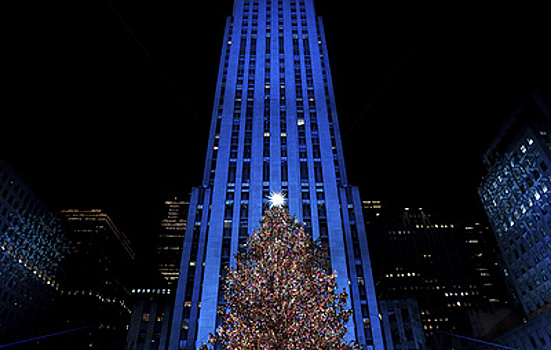 В Нью-Йорке прошла церемония зажжения огней на рождественской ели у Рокфеллер-центра