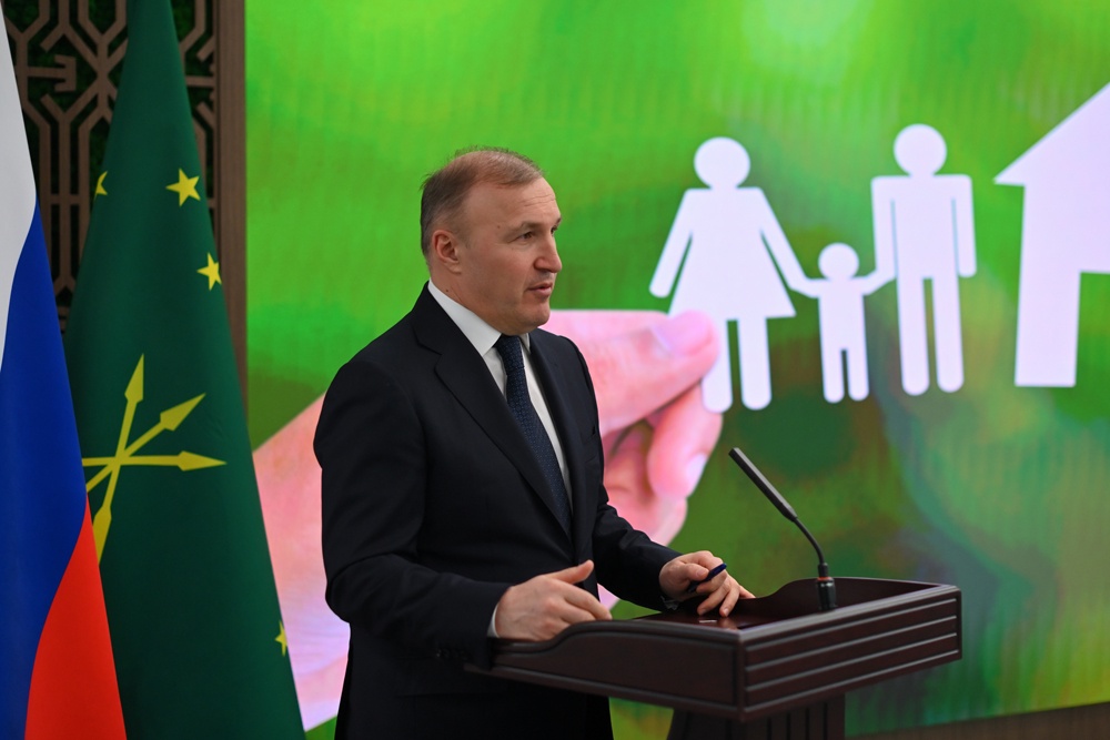 Глава Адыгеи Мурат Кумпилов вручил жилищные сертификаты молодым семьям