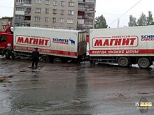 На Эльмаше под асфальт провалилась фура с прицепом
