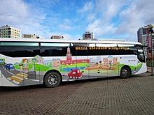 В екатеринбургском Академическом побывал чудо-автобус ГИБДД