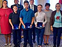 Девочку, которая вывела малышей из горящего дома наградили в резиденции губернатора