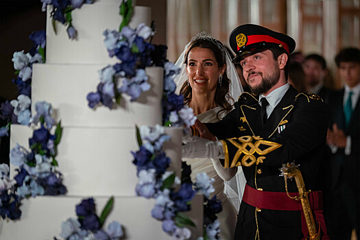 Принц Иордании и принцесса разрезали на свадьбе торт мечом