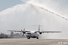 В волгоградском аэропорту облили водой первый самолет из Казани