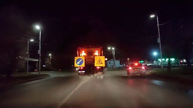 В Кирове началась обработка дорожного полотна противогололедным материалом