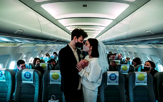 Россияне сыграли свадьбу на небесах