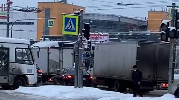 Сломанный светофор усугубил дорожную ситуацию на Индустриальном проспекте в Петербурге